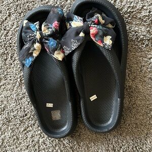 Black floral flip flops